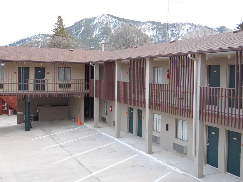 Bear Motel
